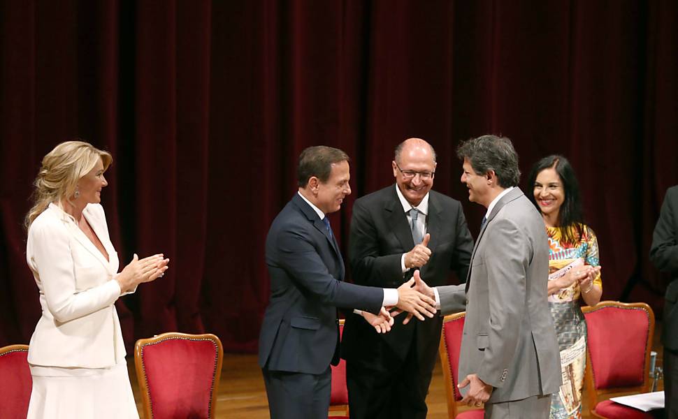 Doria, Alckmin e Haddad durante cerimônia de transmissão de posse no Theatro Municipal de São Paulo