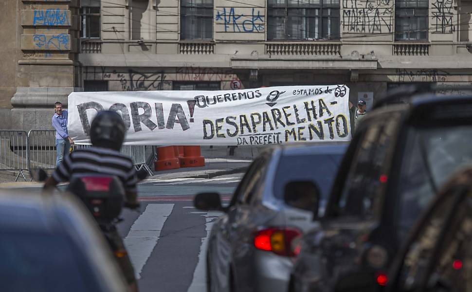 Manifestantes levam faixa para local da posse do novo prefeito, João Doria (PSDB)