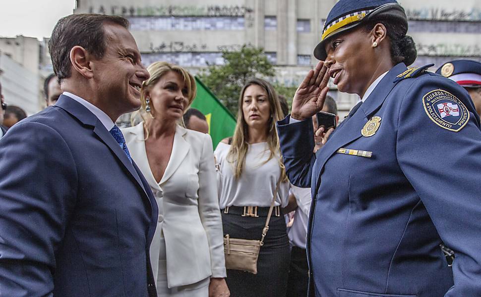 Doria e a mulher, Bia, na chegada ao Theatro Municipal para transmissão da posse