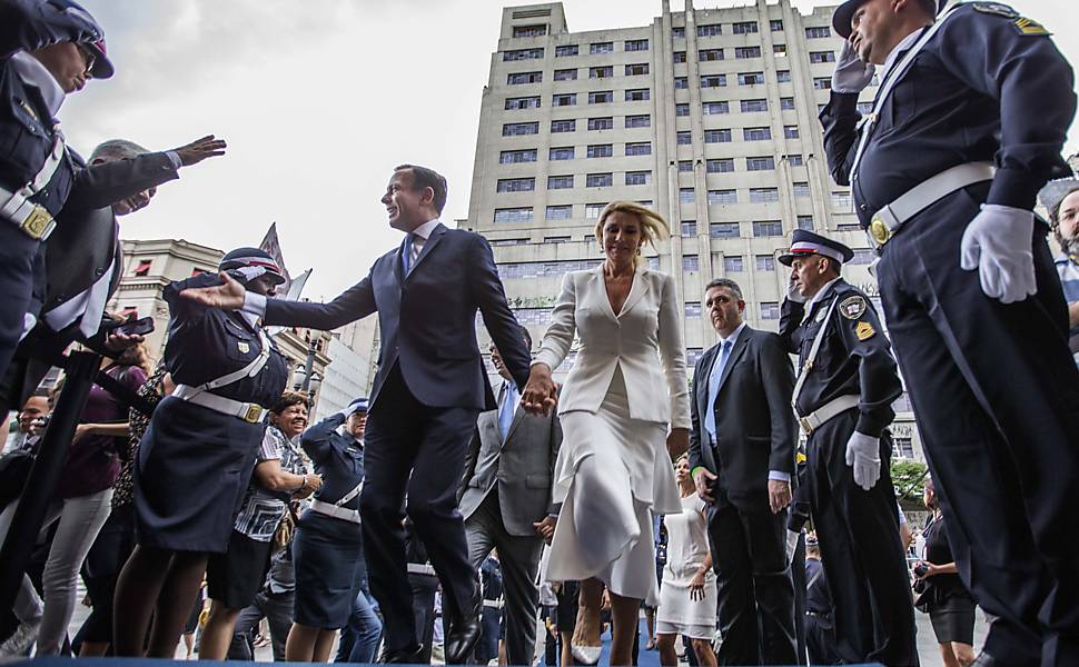 Doria e a mulher, Bia, na chegada ao Theatro Municipal para transmissão da posse