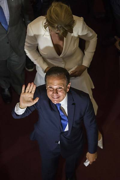 Doria acena para foto durante solenidade de posse da prefeitura de São Paulo