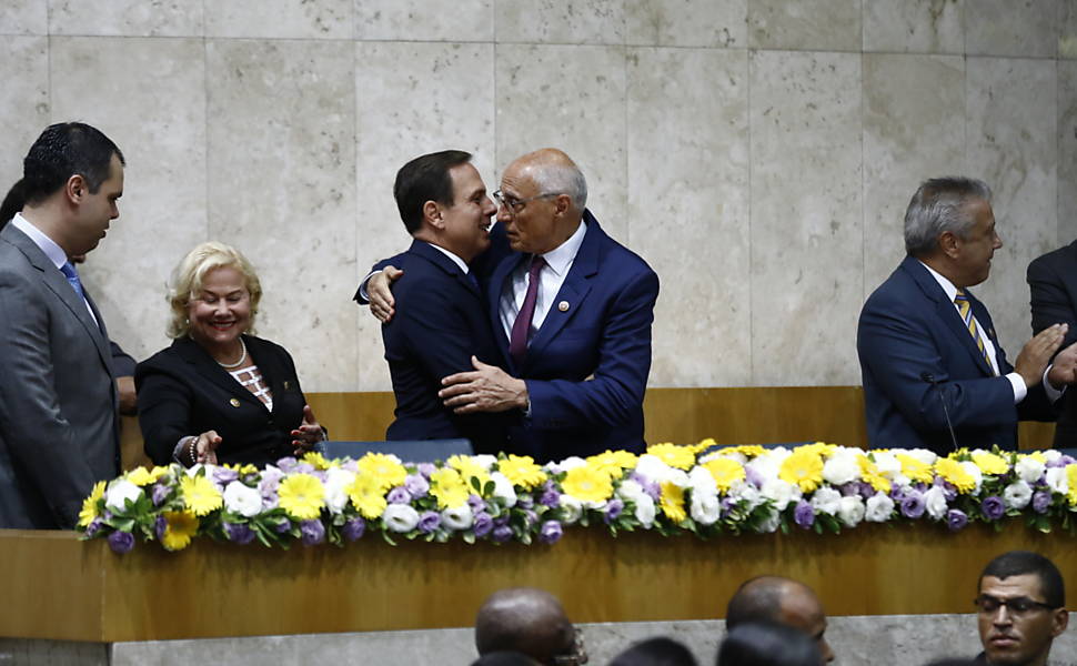 Doria e o vereador Eduardo Suplicy se abraçam durante cerimônia de posse na Câmara de São Paulo 