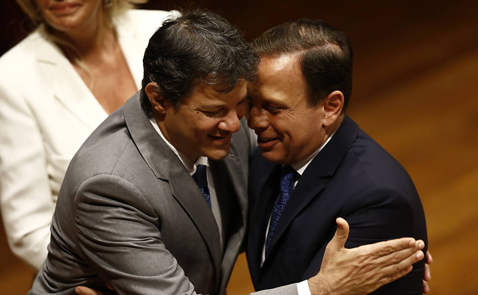 Doria e Haddad durante cerimônia de posse no Theatro Municipal de São Paulo
