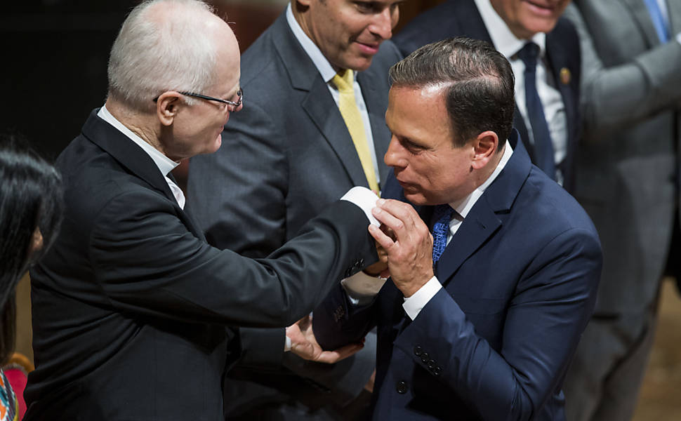 Doria cumprimenta Dom Odilo Scherer durante cerimônia de posse da Prefeitura de São Paulo