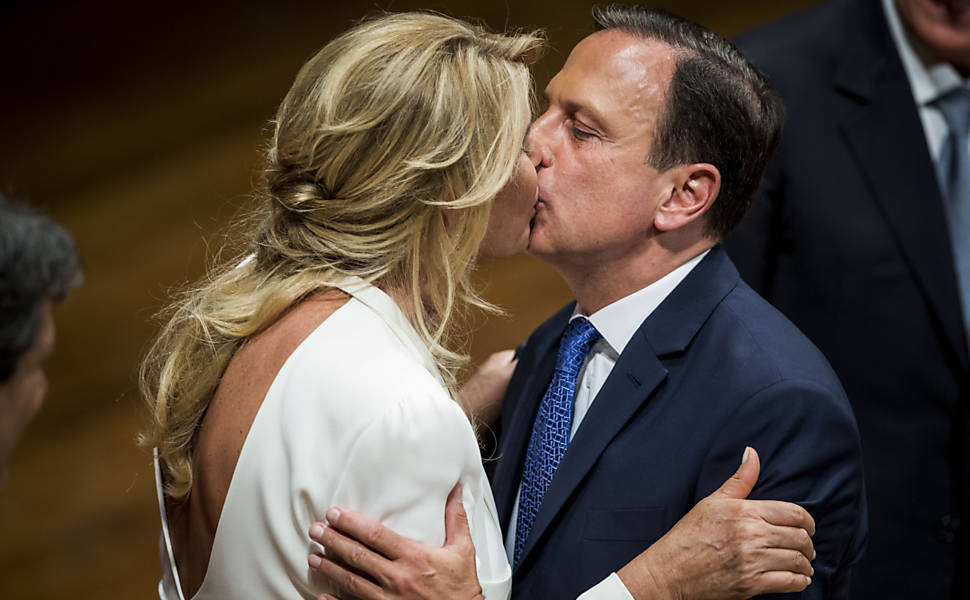 Novo prefeito de São Paulo com a mulher, Bia Doria, durante posse neste domingo, 1º de janeiro