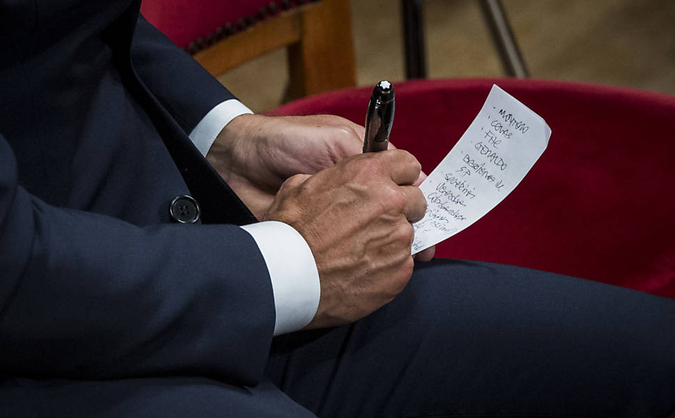 Doria faz anotações durante cerimônia de posse