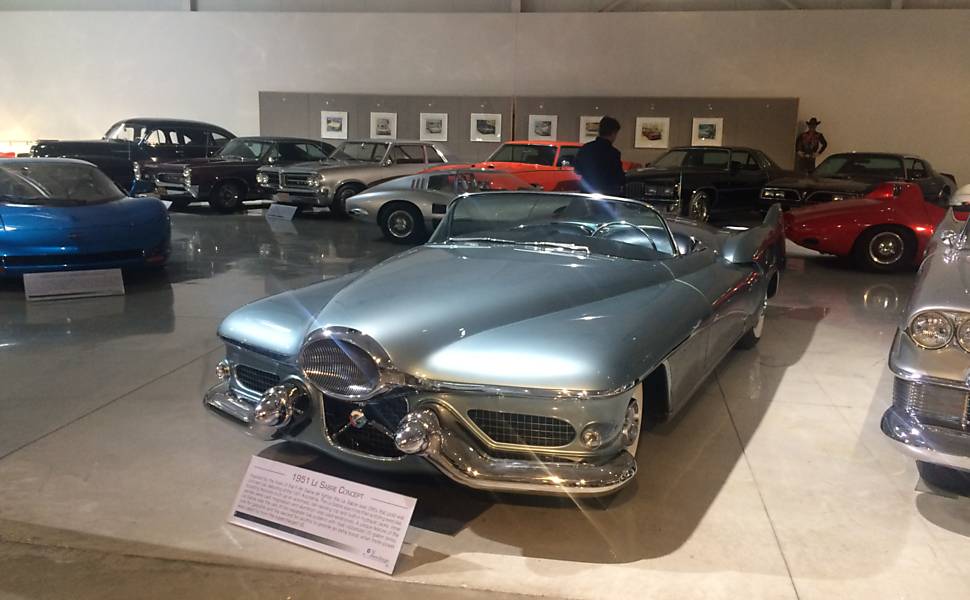 Le Sabre Concept (1951) - Inspirado no jato F-86 Sabre, esse conceito utilizava alumínio e magnésio em sua construção. Tinha motor V8 e dois tanques: um para gasolina, outro para etanol, 50 anos antes da produção em massa dos carros flex no Brasil