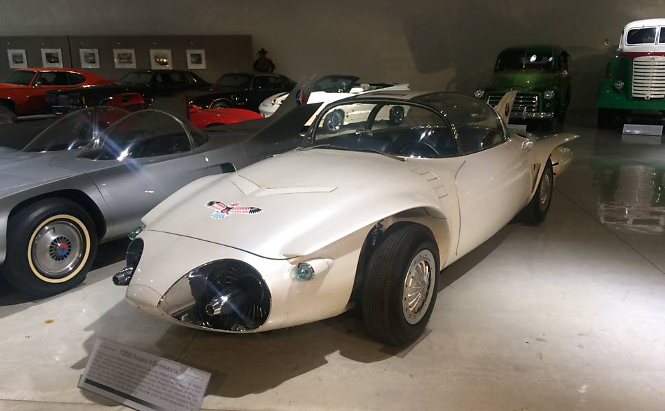 Firebird II Experimental (1956) - O segundo de uma série de carros dotados de turbina similar às usadas em aviões (e com visual inspirado em aeronaves) previa a condução autônoma: o carro seria equipado com sensores que leriam as faixas de trânsito e dispensariam a ação do motorista