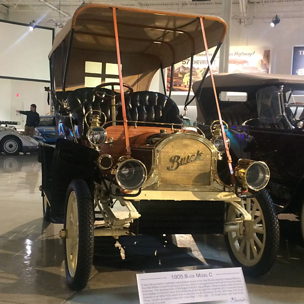 Buick Model C (1905) - Foi a Buick, por meio de William Durant, que deu início ao grupo GM, no início do século 20. O Model C, exibido no Salão de Nova York, ajudou a consolidar a imagem de luxo acessível