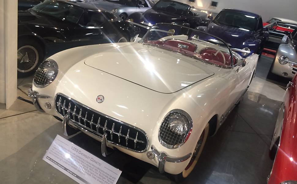 Chevrolet Corvette (1953) - A carroceria em fibra de vidro que podia ser erguida por um só homem era o segredo do primeiro Corvette. O modelo em exibição é o mesmo que apareceu no Motorama de Nova York, em janeiro de 1953. Eram uma feira promovida pela GM que passava por diversas cidades dos EUA