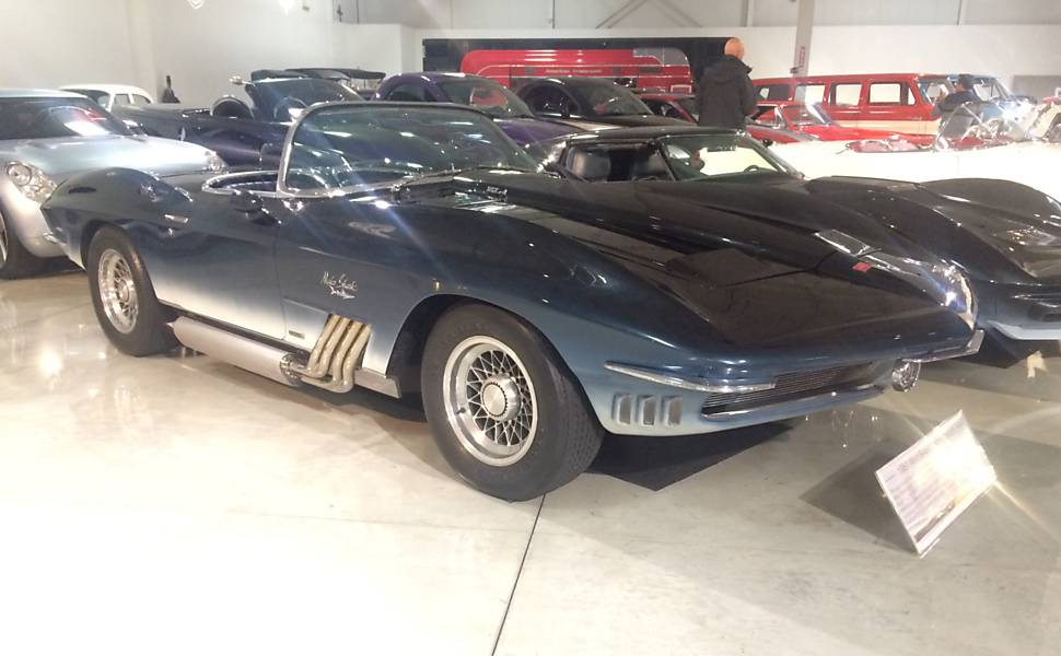 Mako Shark Corvette Concept (1961) - O conceito que originou o Corvette 1963 lembrava um tubarão ("shark") até na combinação de cores. Seu motor V8 tinha cerca de 430 cv de potência