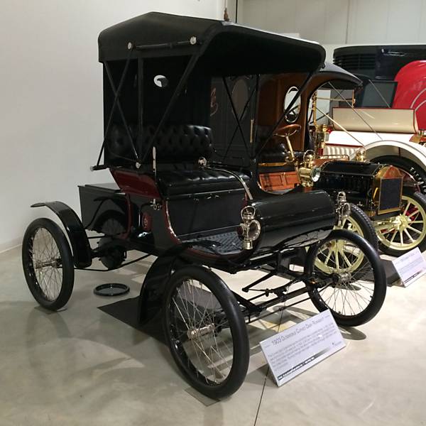 Oldsmobile Curved Dash Runabout (1903) - Esse foi um dos primeiros modelos produzidos em série no mundo. Em 1903, 3.924 unidades foram produzidas