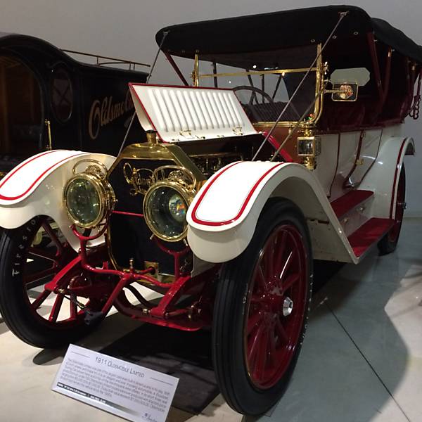 Oldsmobile Limited (1911) - O gigante com rodas de 42 polegadas custava entre US$ 5.000 e US$ 7.000 em 1911. Hoje, O valor máximo cobrado na época seria equivalente a R$ 600 mil