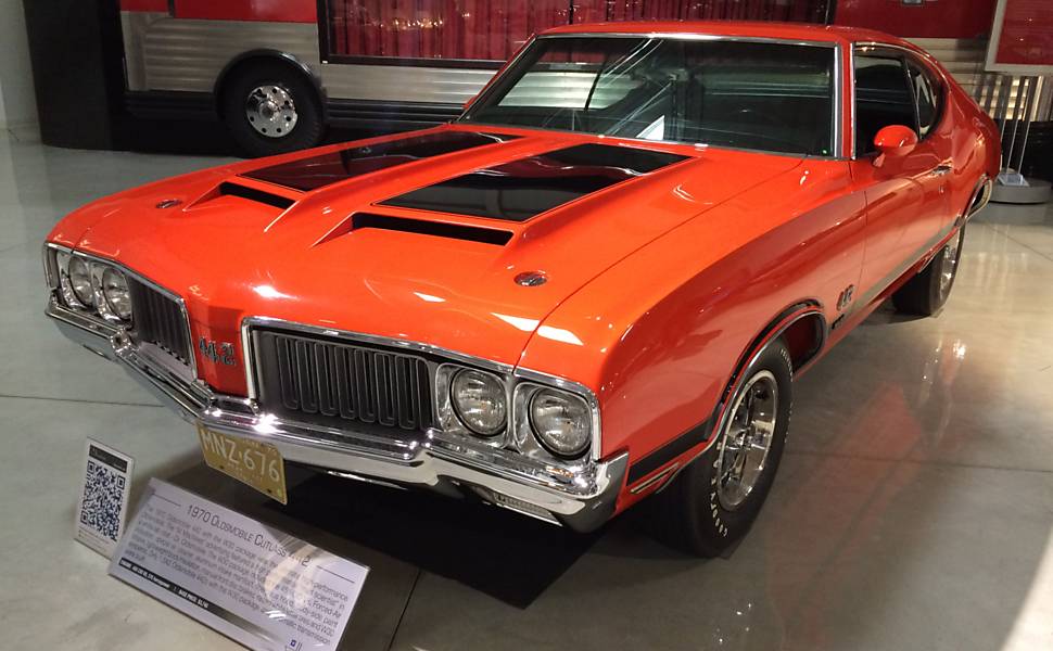 Oldsmobile Cutlass 442 (1970) - Um enorme motor V8 de 380 cv ajudou a transformar esse "muscle car" em um dos carros mais ambicionados por colecionadores e preparadores mundo afora