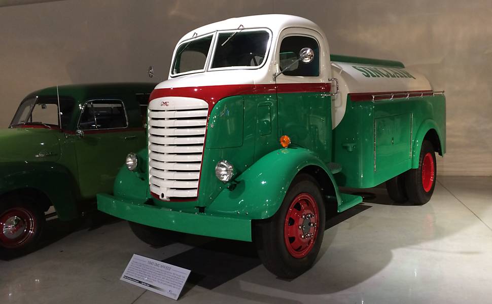 GMC AFR-522 (1945) - O simpático caminhão podia ser vendido com carrocerias pintadas de acordo com a necessidade do cliente. Versátil, podia ser usado no campo, como trator