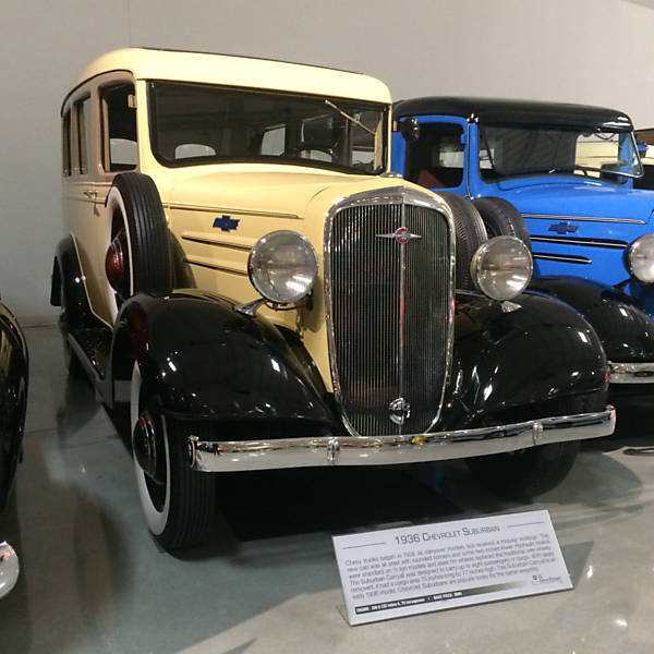 Chevrolet Suburban (1936) - A GM considera que a primeira geração do Suburban antecipou a tendência dos utilitários esportivos. Esse avô dos SUVs permanece em linha como o mais longevo dos modelos Chevrolet