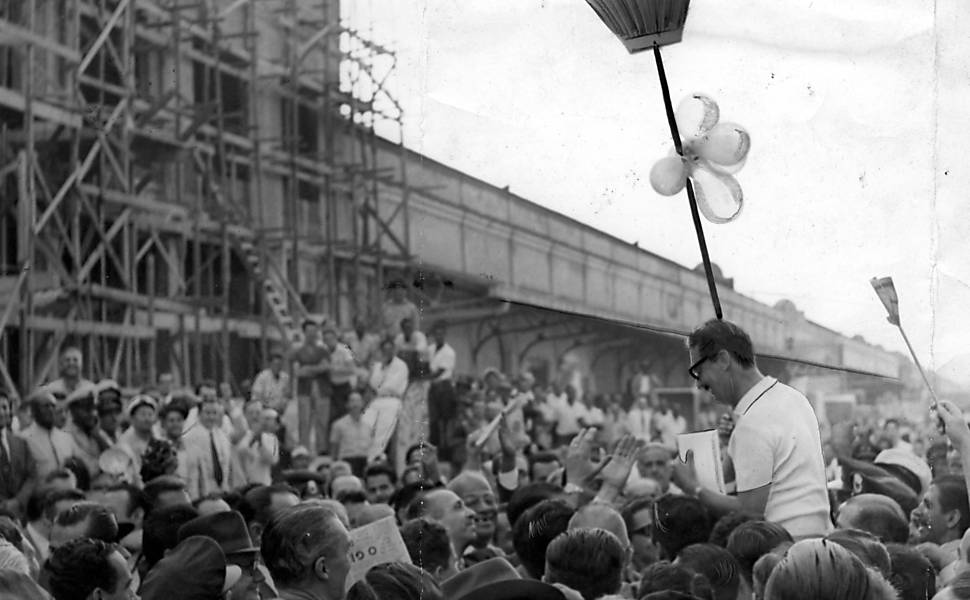 O ex-governador de São Paulo, Jânio Quadros, desembarca em Santos e é recebido por correligionários