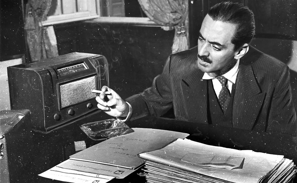 O governador Jânio Quadros, escuta pelo rádio o jogo entre a Seleção Brasileira contra a Seleção da Inglaterra, válido pela Copa do Mundo de 1958