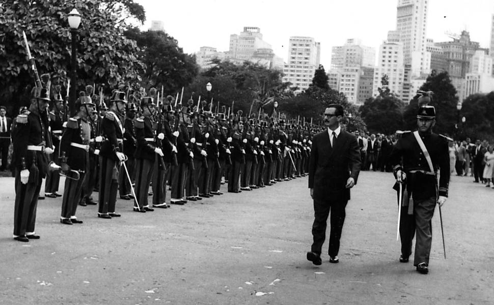 Jânio Quadros, governador do Estado de São Paulo, em cerimônia na capital