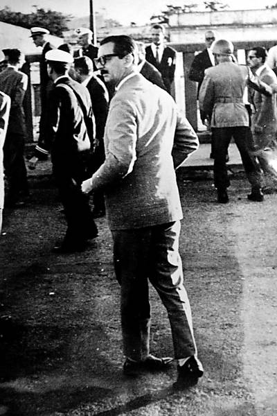 O presidente Jânio Quadros em foto clássica em que "cruza as pernas", em 1961, imagem vencedora do Prêmio Esso de Fotografia de 1962