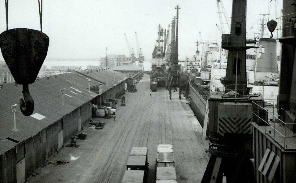 1990 - Funcionários da Codesp em greve por melhores salários (Foto: Elena Vettorazzo/Folhapress)