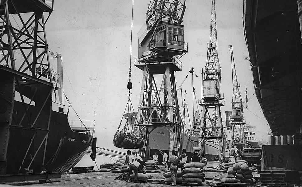 1972 - Desembarque de castanhas do navio Hardwiche Grange (Foto: Folhapress)
