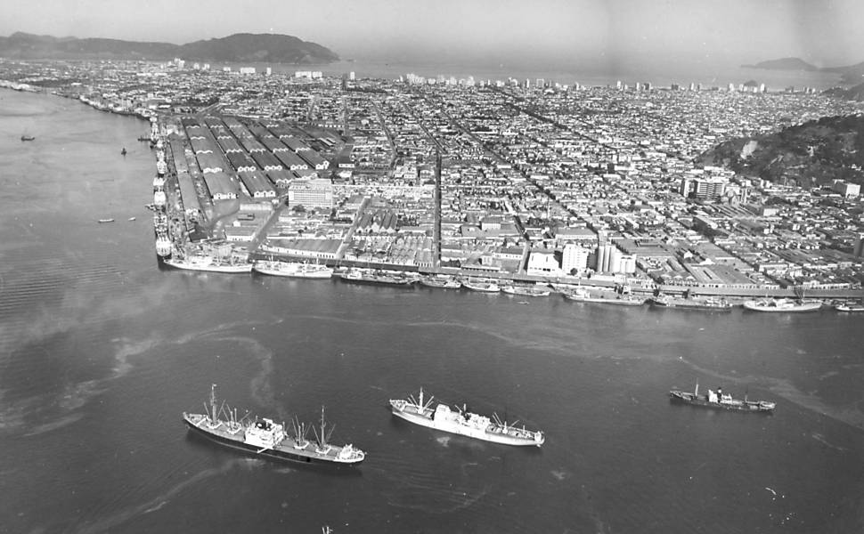 01.jun.1957 - Vista aérea do porto de Santos (Crédito: Arquivo Codesp)