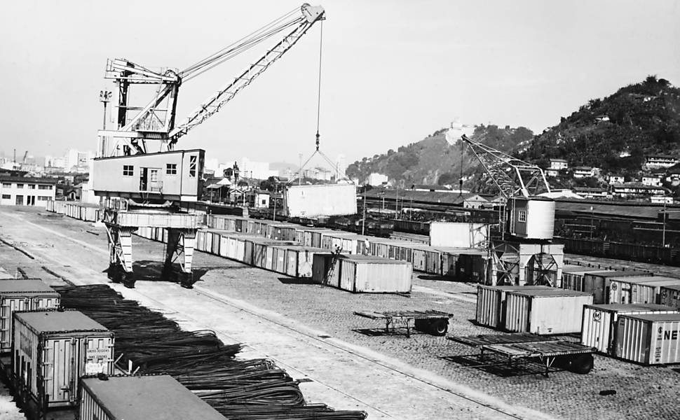 09.set.1968 - 183 Contêineres no pátio de exportação do Cais do Sabo (Crédito: Arquivo Codesp)