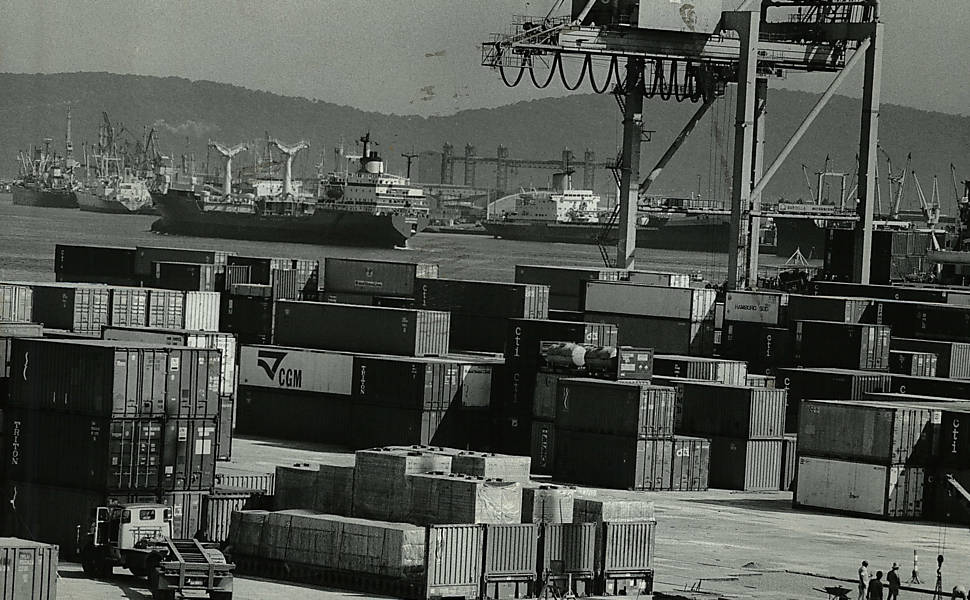 Abr.1987 - Porto de Santos (Foto: Matuiti Mayezo/Folhapress)
