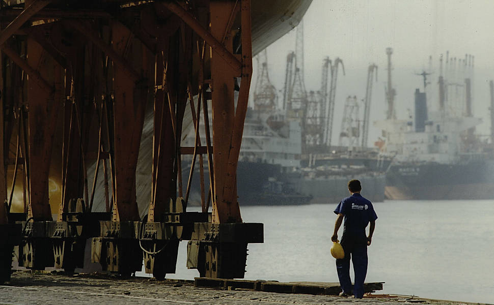 10.abr.1995 -Greve de estivadores do porto de Santos (Foto: Lalo de Almeida/Folhapress)