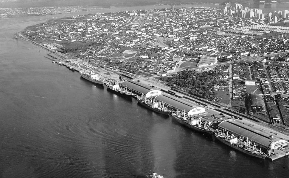 15.mai.1970 - Vista aérea das obras de construção de 320 m do Cais do Macuco (Crédito: Arquivo Codesp)