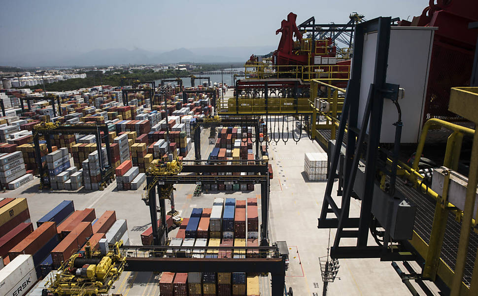 17.out.2016 - Contêineres coloridos no porto de Santos (Foto: Eduardo Knapp/Folhapress)