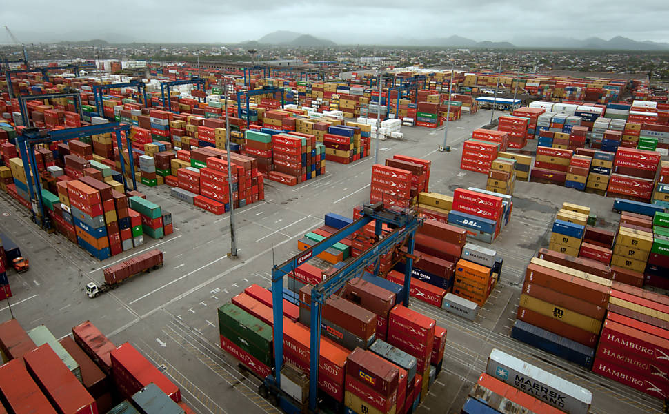 1º.dez.2010 - PORTO DE SANTOS - Os terminais de contêineres no porto de Santos (Foto: Ricardo Nogueira/Folhapress)