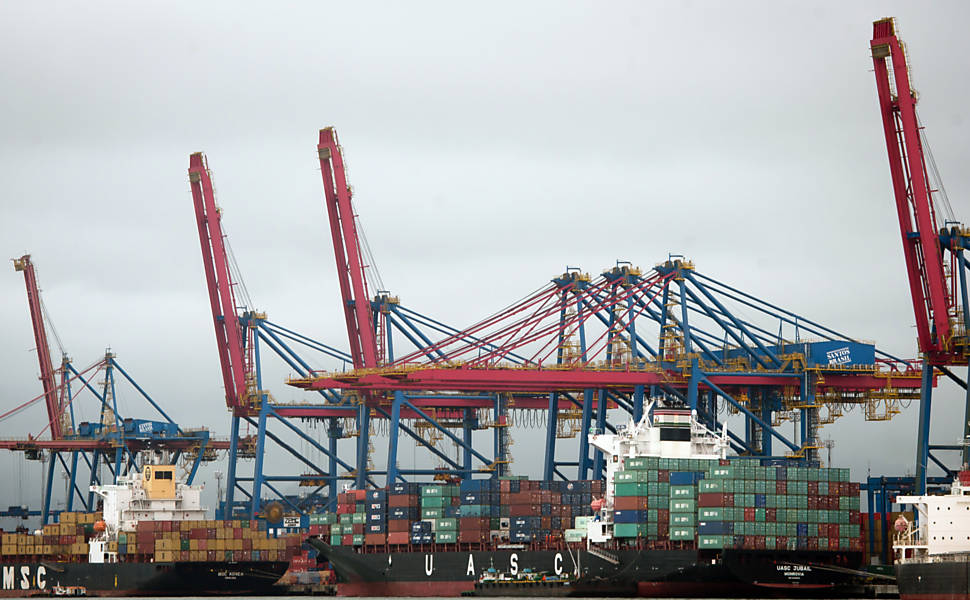 1º.dez.2010 - PORTO DE SANTOS - Os terminais de contêineres no porto de Santos (Foto: Ricardo Nogueira/Folhapress)