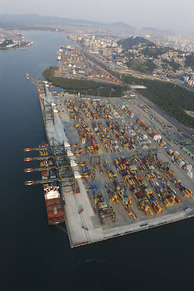 25.ago.2014 - Contêineres no porto de Santos, na cidade de Santos, onde a movimentação de cargas e a maior do pais (Foto: Moacyr Lopes Junior/Folhapress)