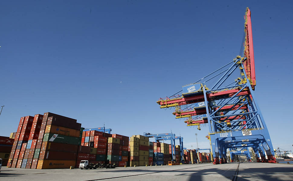 19.jul.2010 - A movimentação de cargas no cais do porto de Santos (Foto: Moacyr Lopes Junior/Folhapress)