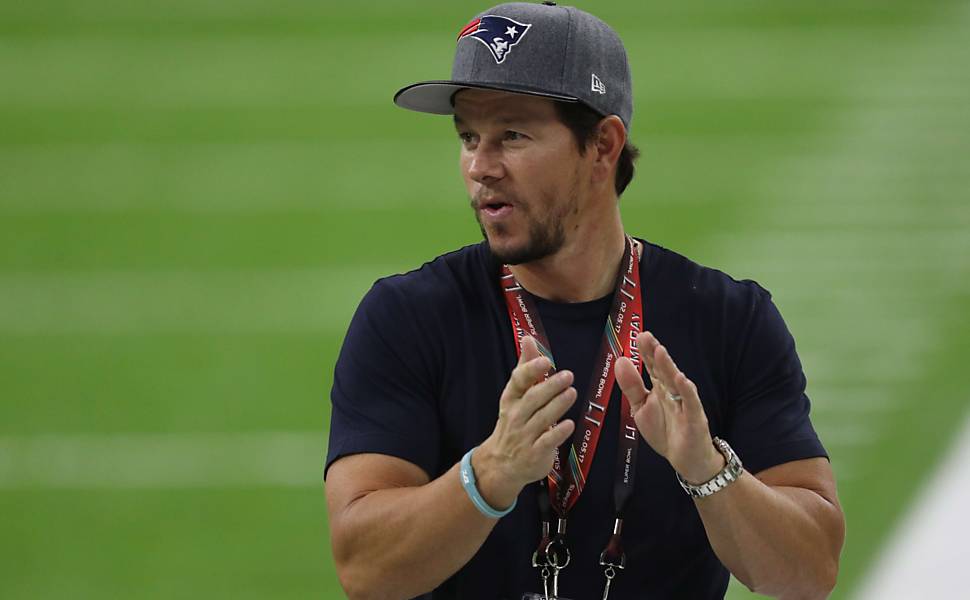 O ator Mark Wahlberg no campo do NRG Stadium