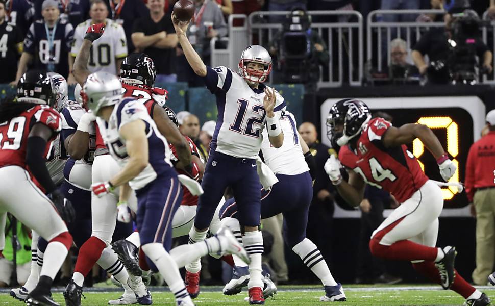Tom Brady, do New England Patriots, passa a bola