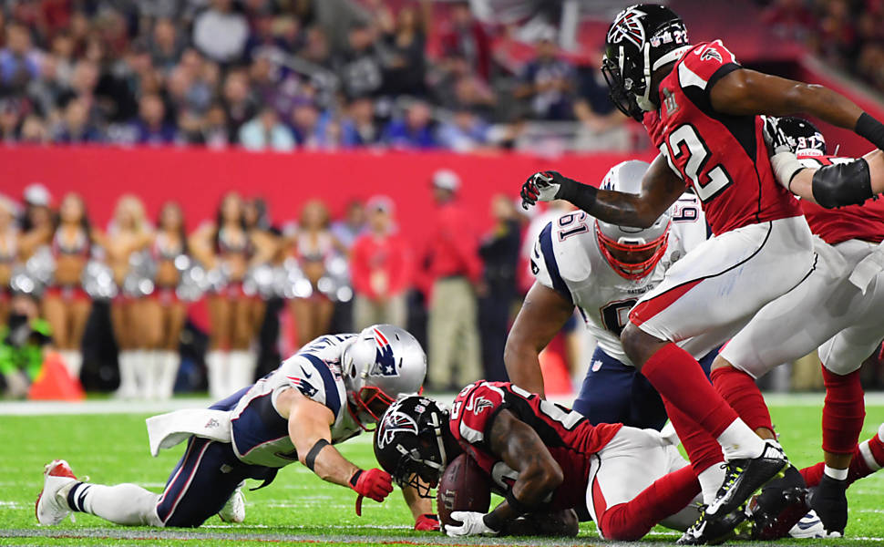 O cornerback Robert Alford, do Atlanta Falcons, recupera a bola em lance da partida