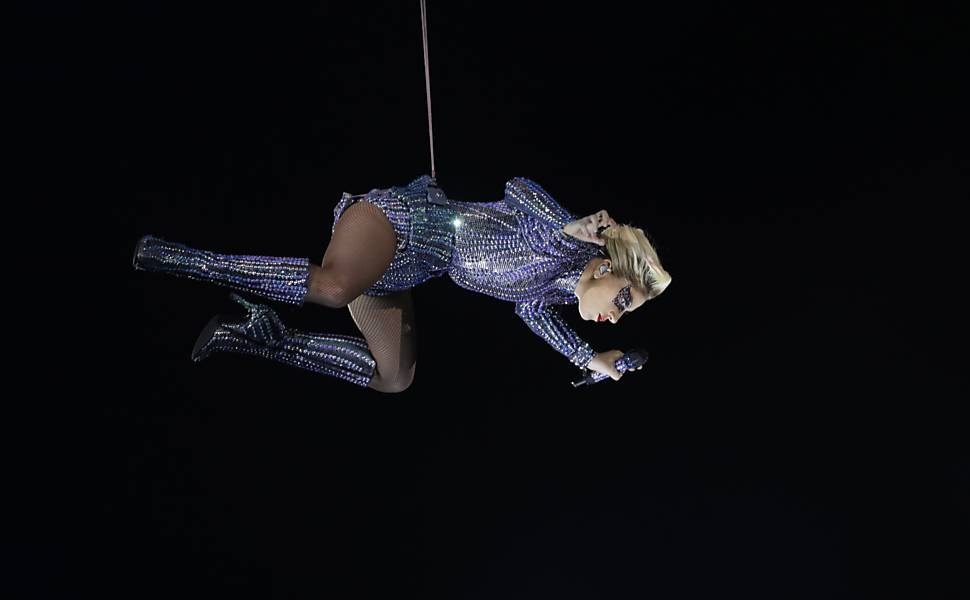 Lady Gaga se apresenta no intervalo do Super Bowl 51