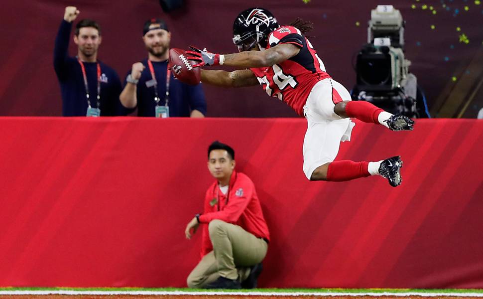 Devonta Freeman, do Atlanta Falcons, marca touchdown no segundo quarto da partida 