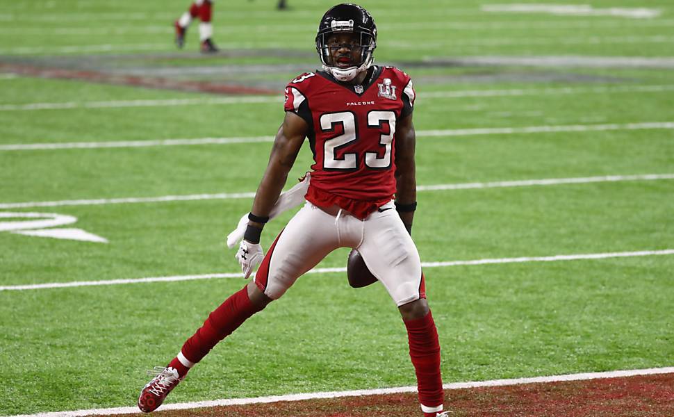 Robert Alford, do Atlanta Falcons, comemora touchdown