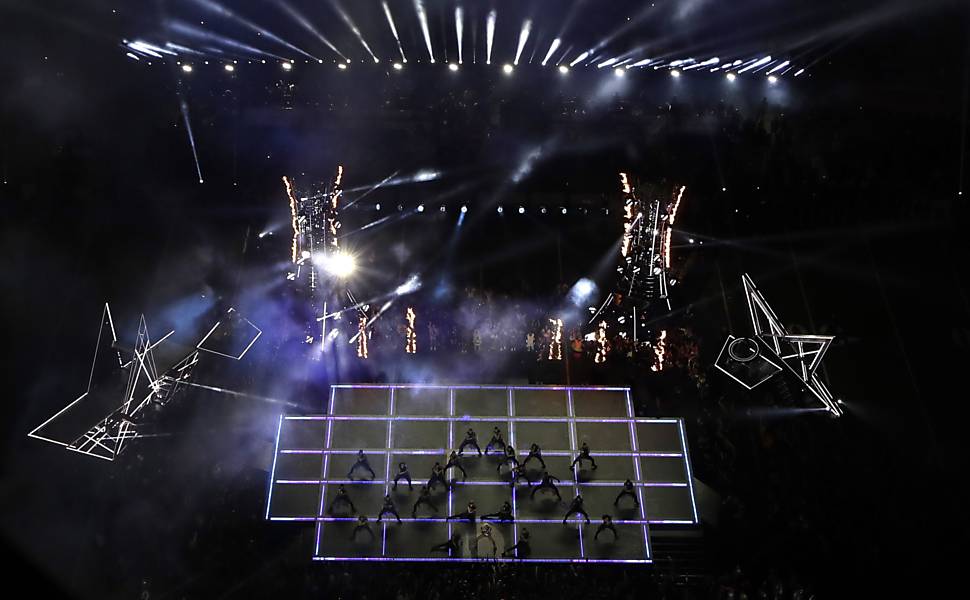 Lady Gaga se apresenta no intervalo do Super Bowl 51