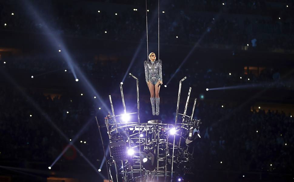 Lady Gaga se apresenta no intervalo do Super Bowl 51