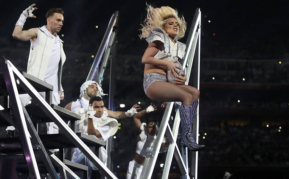 Lady Gaga se apresenta no intervalo do Super Bowl 51