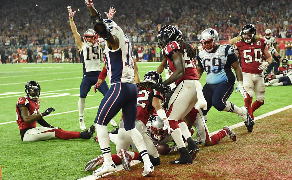 James White, do New England Patriots, marca touchdown na prorrogação 