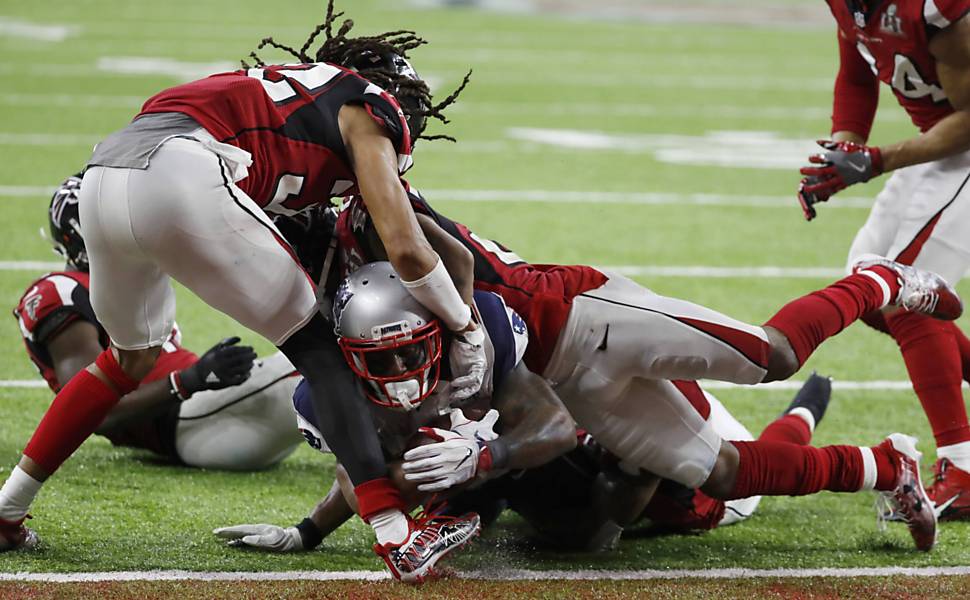 James White, do New England Patriots, marca touchdown na prorrogação 