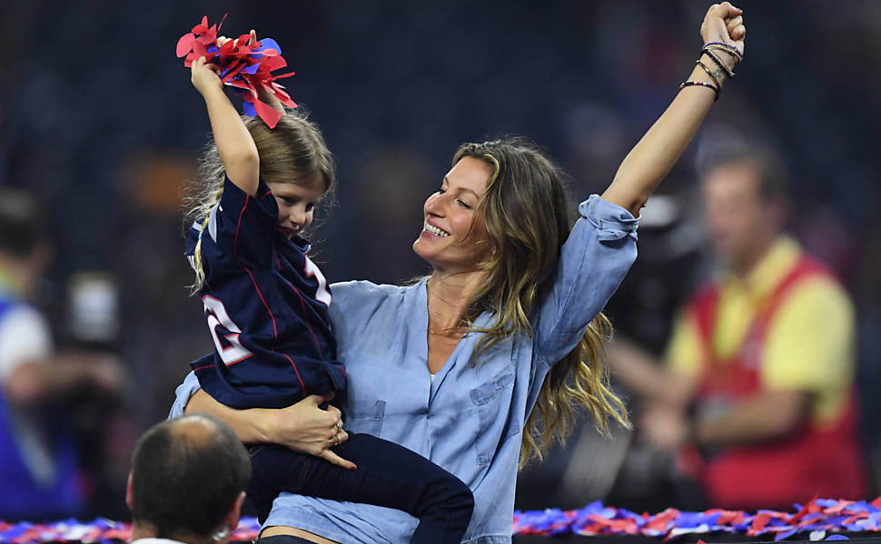 Gisele Bundchen e a filha Vivian comemoram o título dos Patriots

