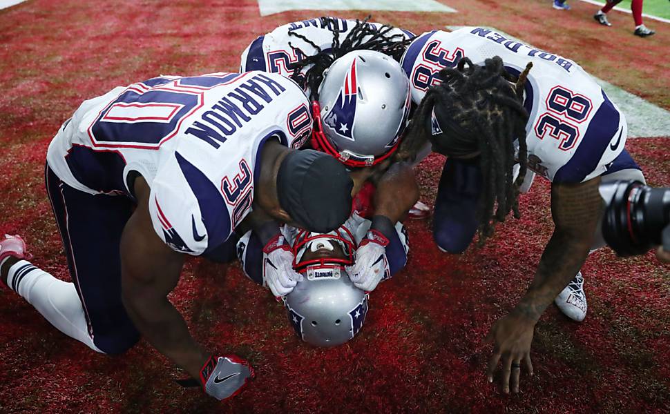 Jogadores dos Patriots comemoram touchdown de James White 