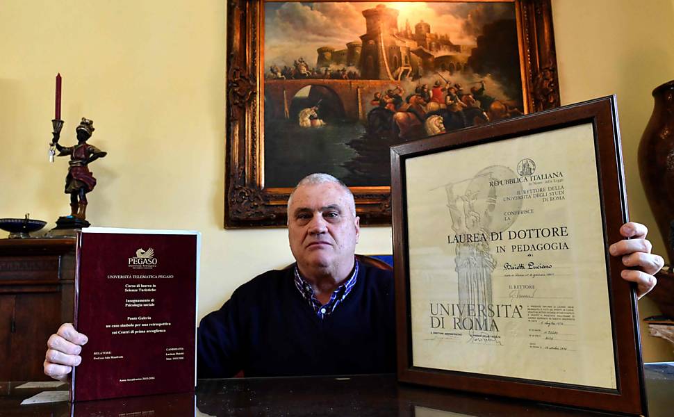 O escritório de sua casa de Velletri tem as paredes cobertas com seus diplomas